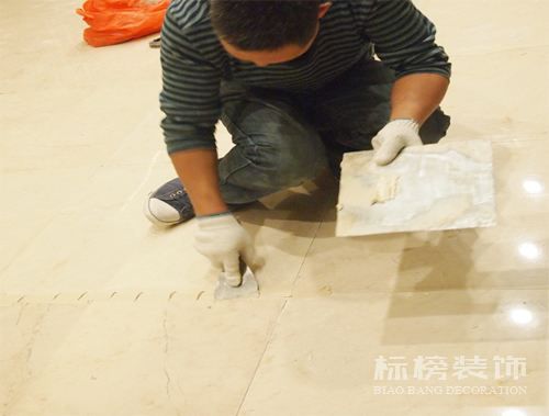 辦公室裝修瓷磚上鋪木地板可以嗎？
